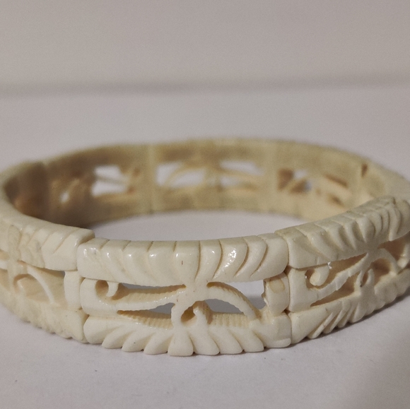 Vintage Carved Bone Bracelet and Earrings - Picture 11 of 15